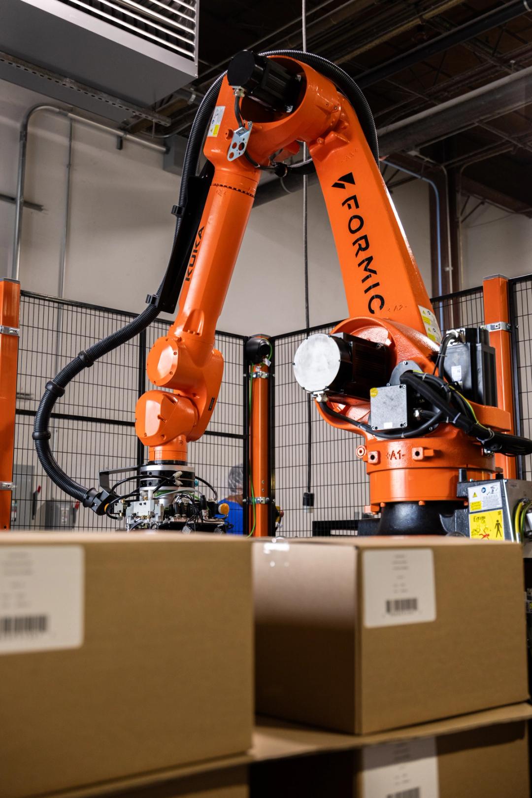 End-of-line automation handling palletizing and case packing tasks