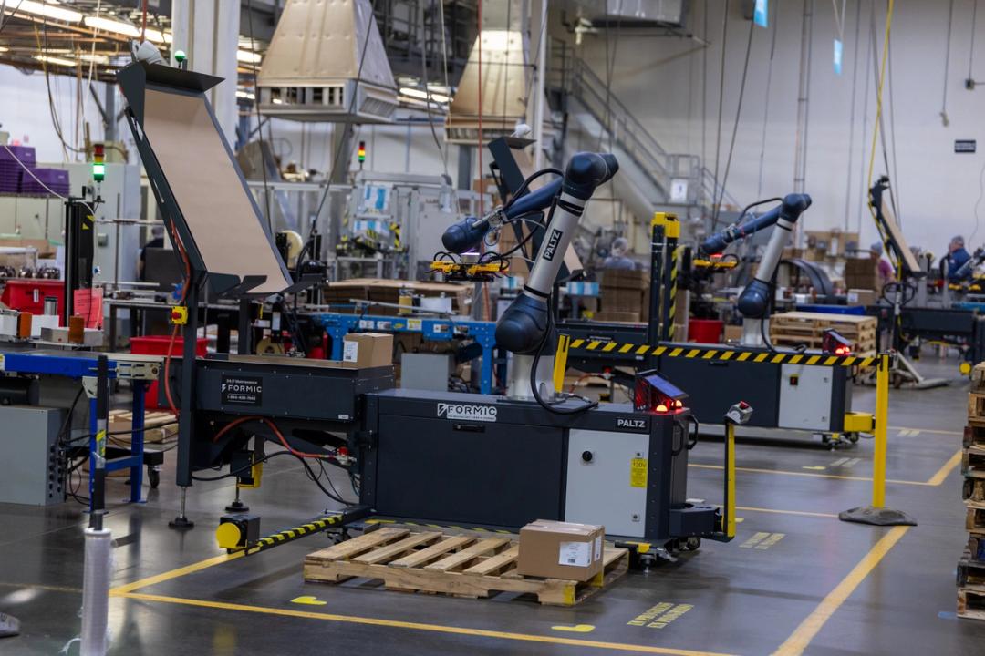 Formic robot palletizing boxes on a warehouse floor