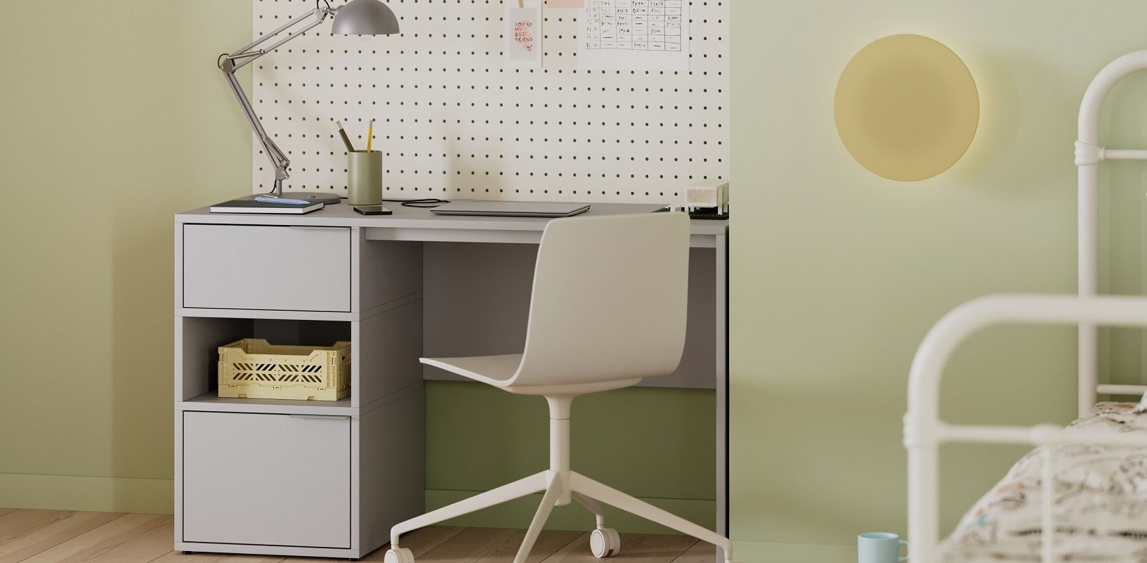 Schreibtisch in Grau mit Türen und Schubladen