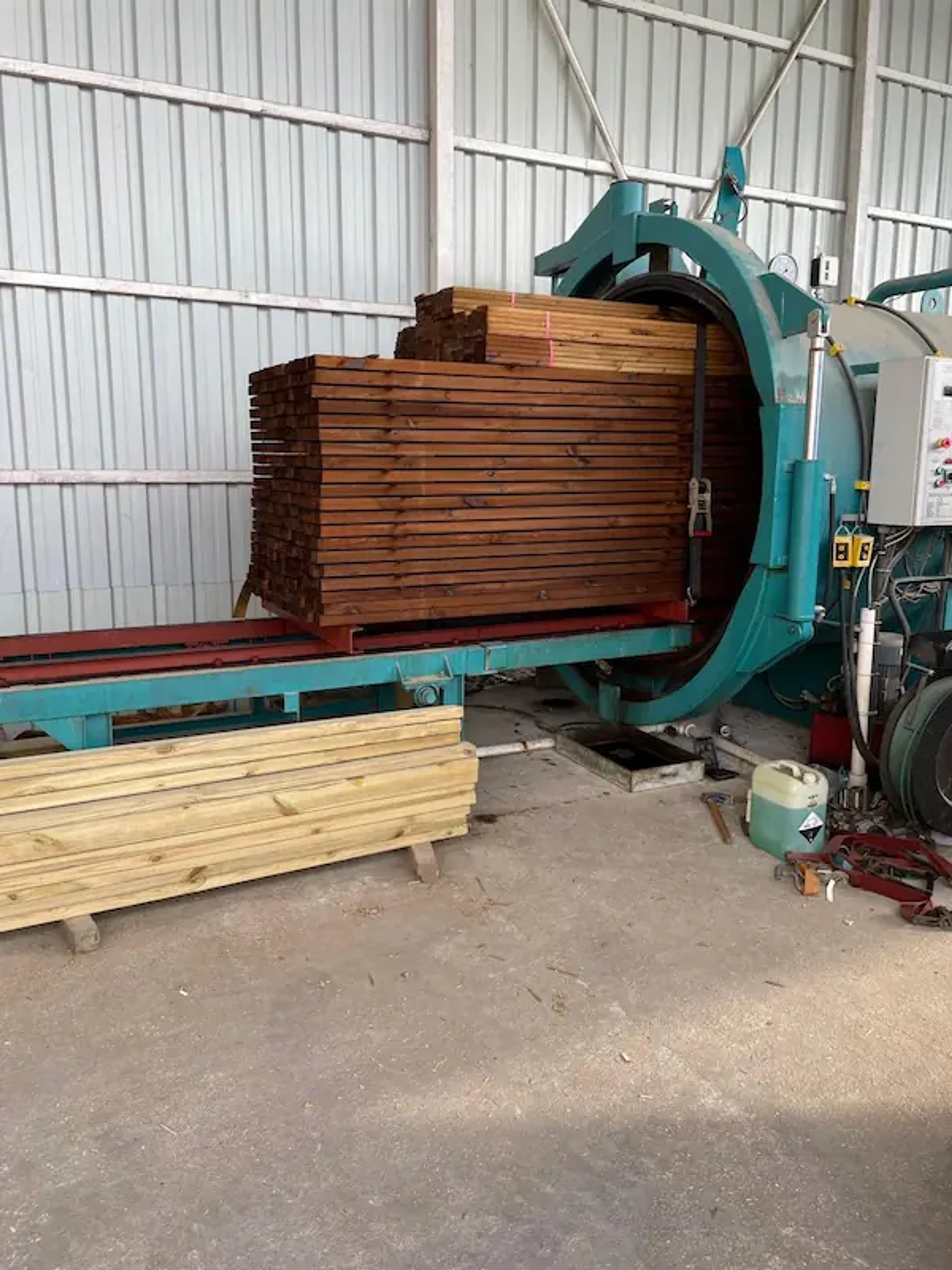 Emprenyelenmiş kereste kahverengi