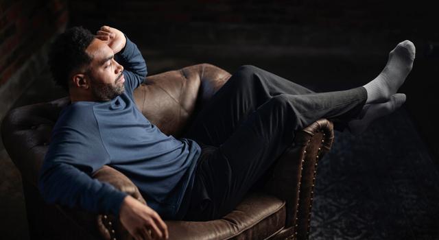 Man wearing the cozy Essential Crew in storm & Relaxed Pant in onyx