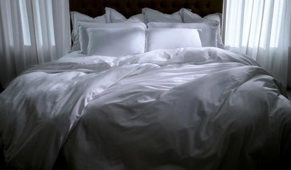 White cotton duvet cover with cooling technology