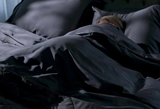 Women sleeping under a cotton duvet cover with cooling 37.5 technology