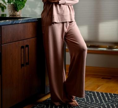 Women wearing the luxuriously soft Essential Tunic & Wide-Leg Pant in petal