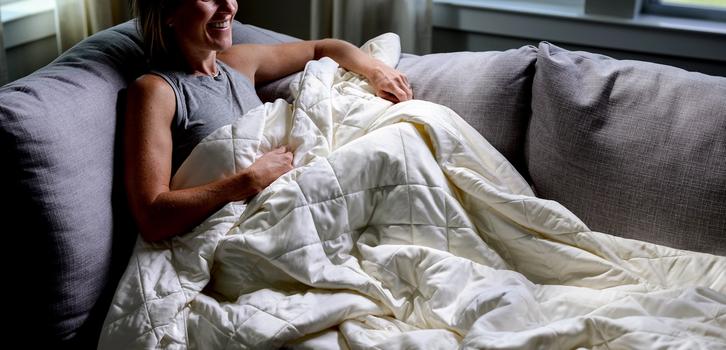 Cuddling with the Lightweight Blanket, stay cool in the color ivory