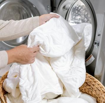 Machine-washable lightweight bamboo blanket