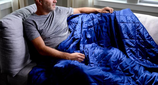 Cuddling with the Lightweight Blanket, stay cool in the color sapphire
