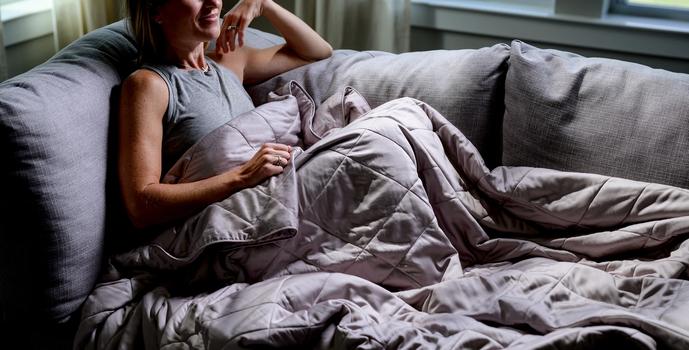 Cuddling with the Lightweight Blanket, stay cool in the color dove