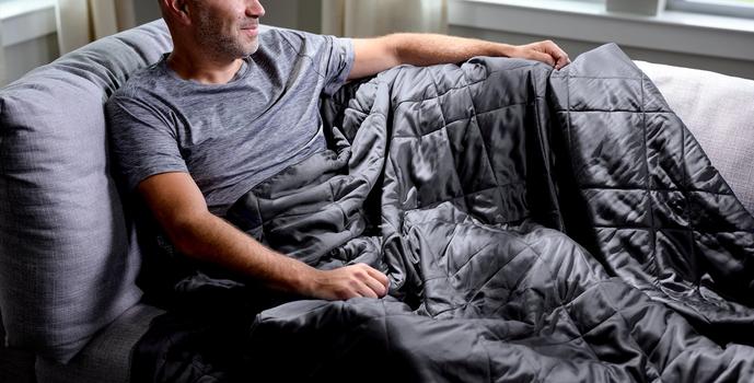 Cuddling with the Lightweight Blanket, stay cool in the color charcoal