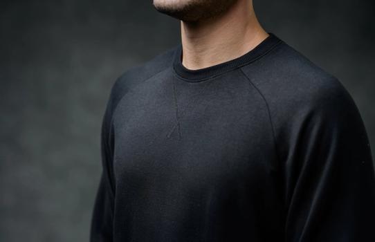 Men's Essential Crew detail in onyx