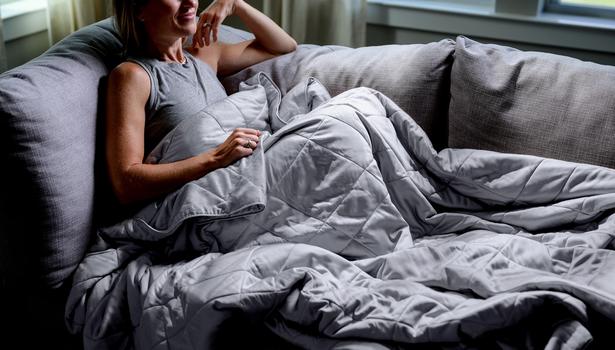 Cuddling with the Lightweight Blanket, stay cool in the color stone