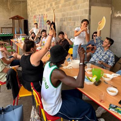 Pranzo a tavola tra volontari e amici