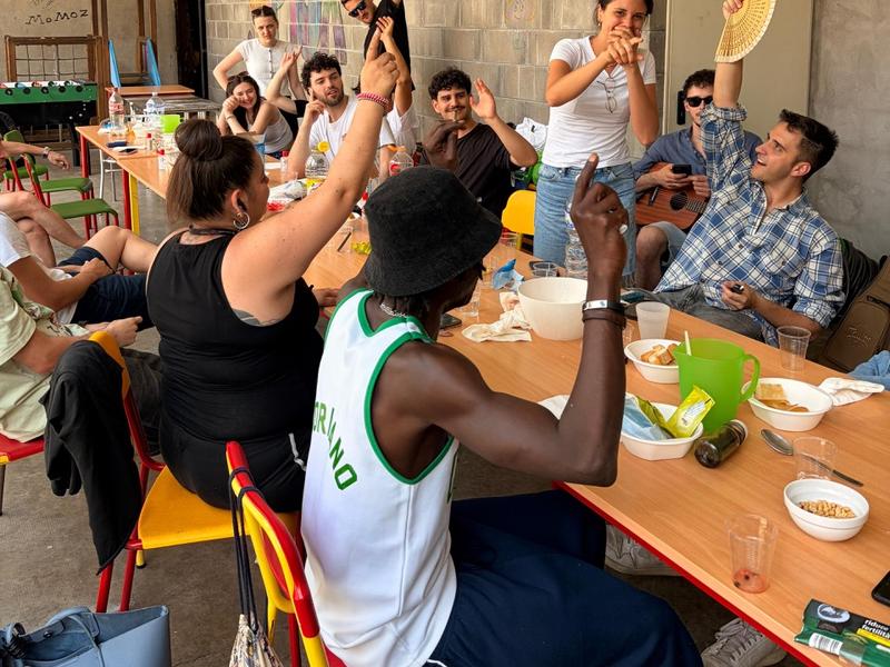Pranzo a tavola tra volontari e amici