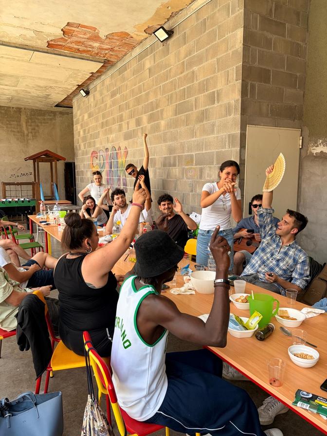 Festa a tavola tra volontari e amici