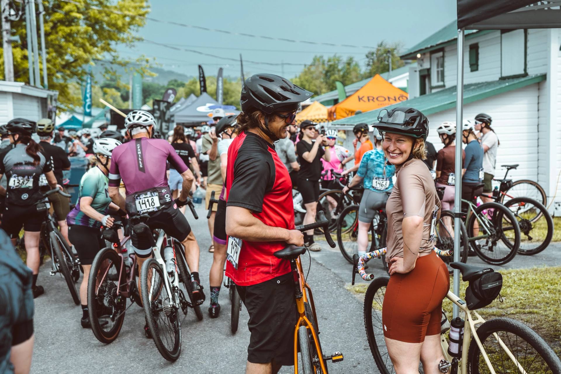 Peloton de cyclistes qui s'elance dans la rue au depart de l'epreuve