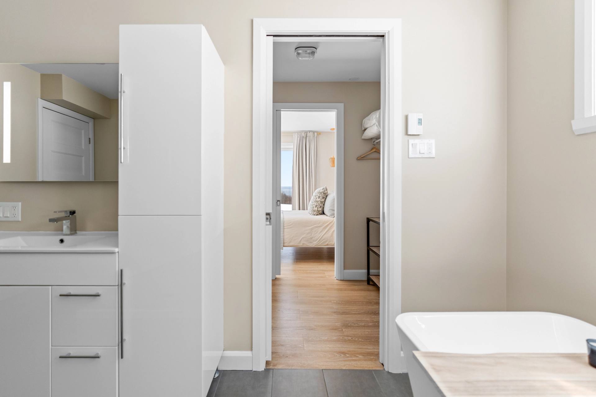 Couloir clair menant a la salle de bain de l'hebergement