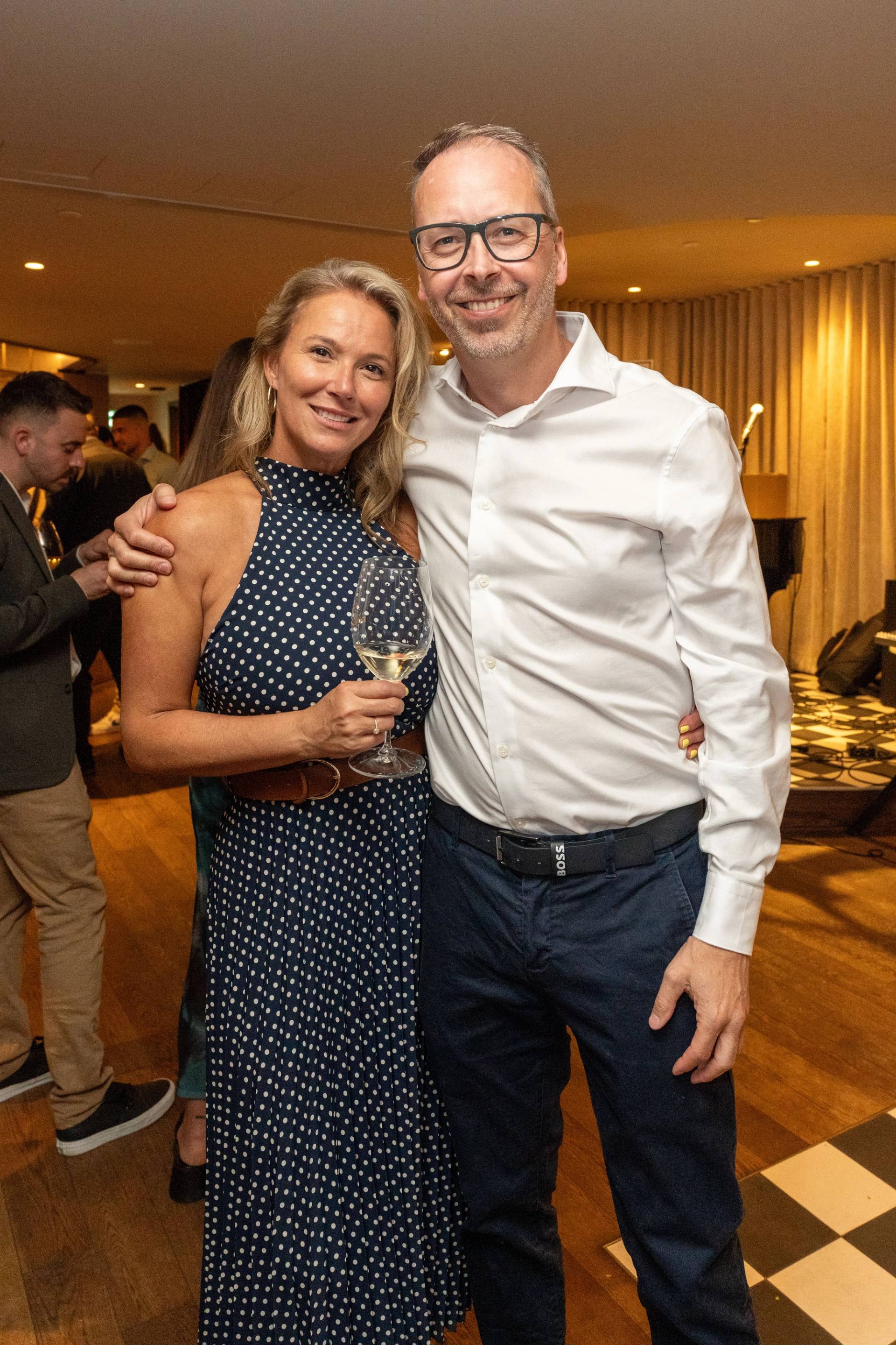 Deux invites qui trinquent pendant la soiree benefice