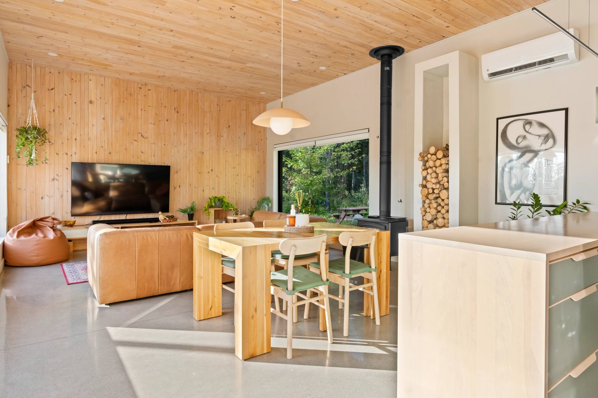 Cuisine du chalet avec ilot, plafond lambrisse et poele au bois