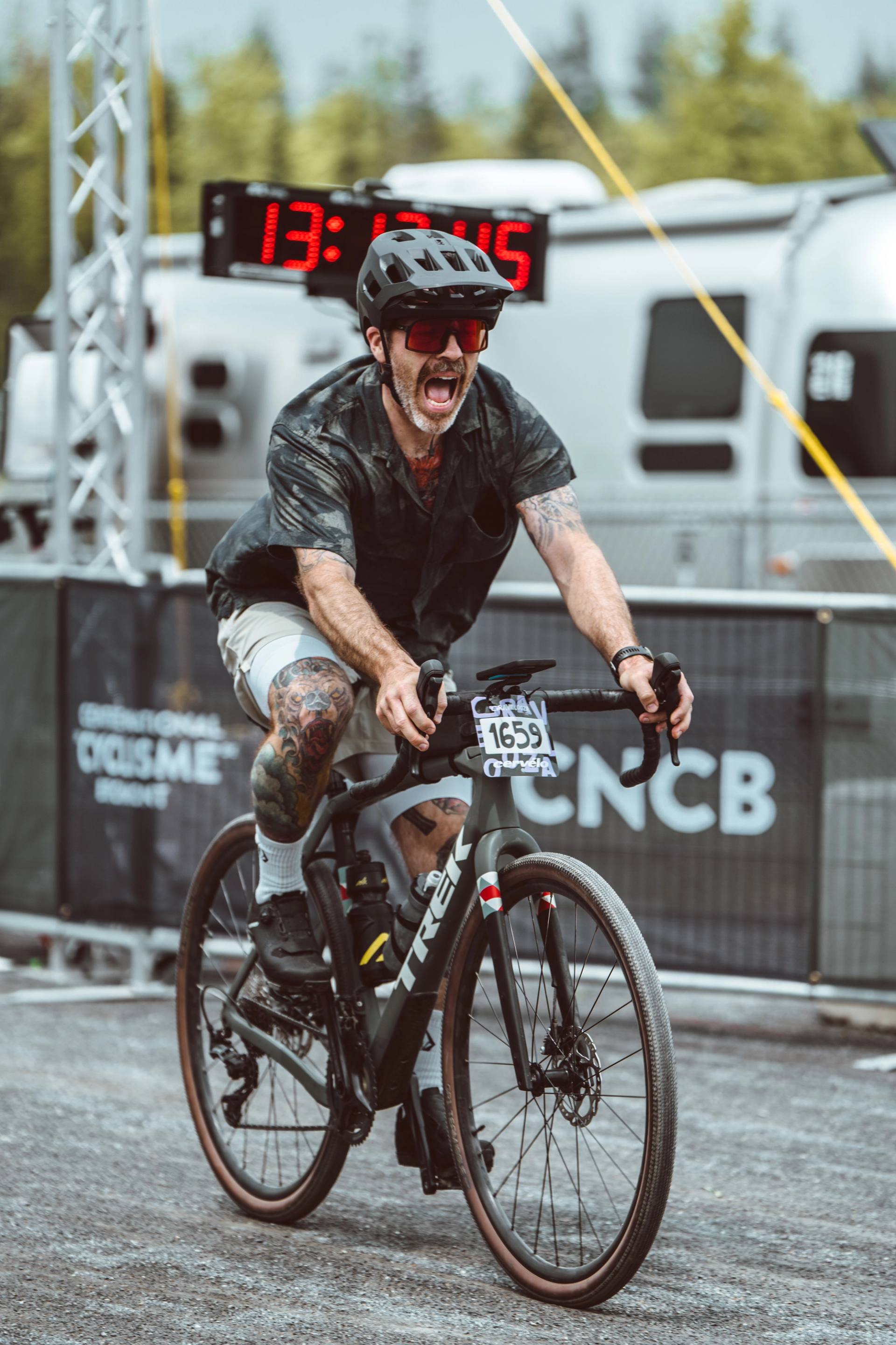 Cycliste dossard au vent pendant l'epreuve Gravelooza