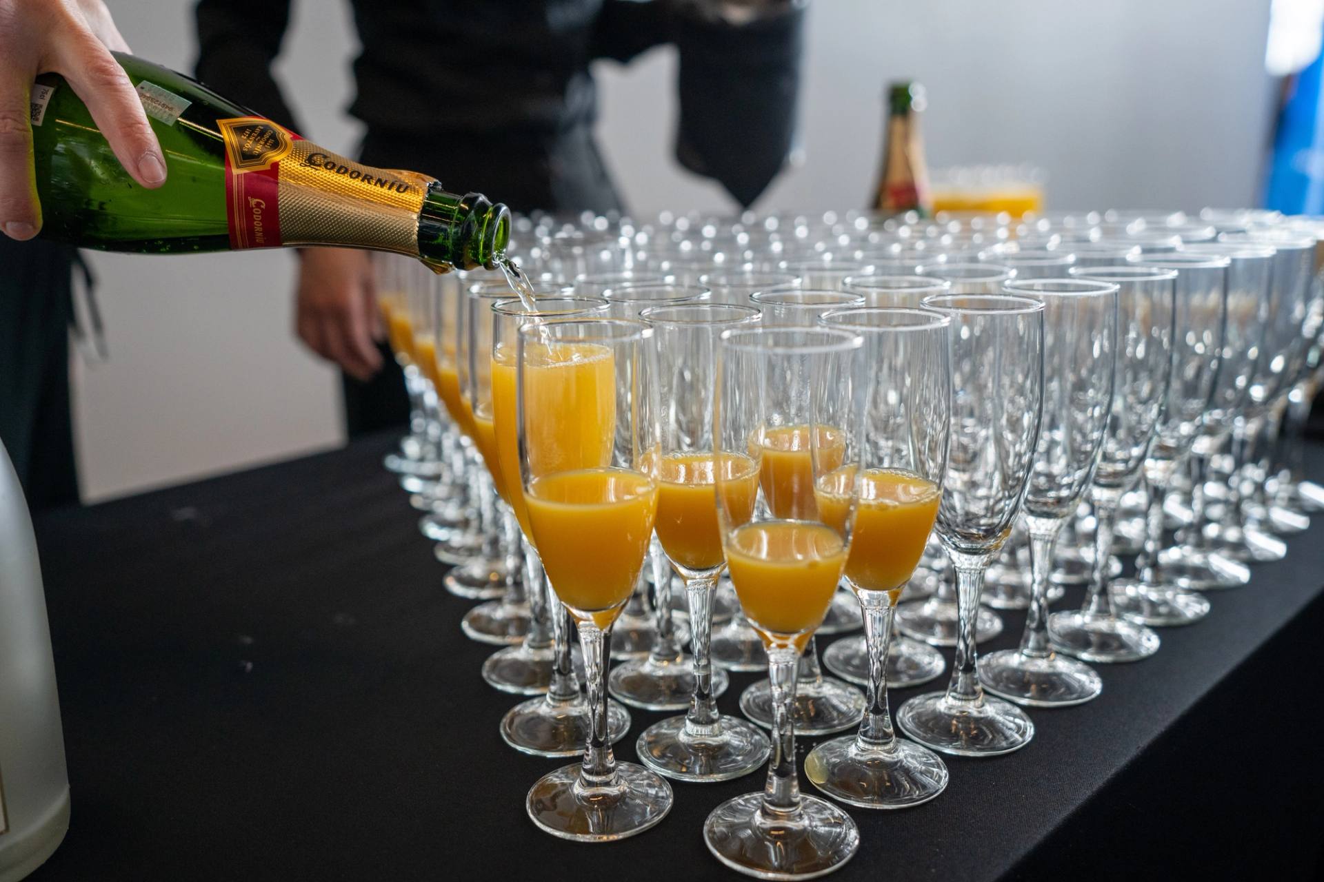 Plateau de flutes de mimosa preparees pour l'accueil des invites
