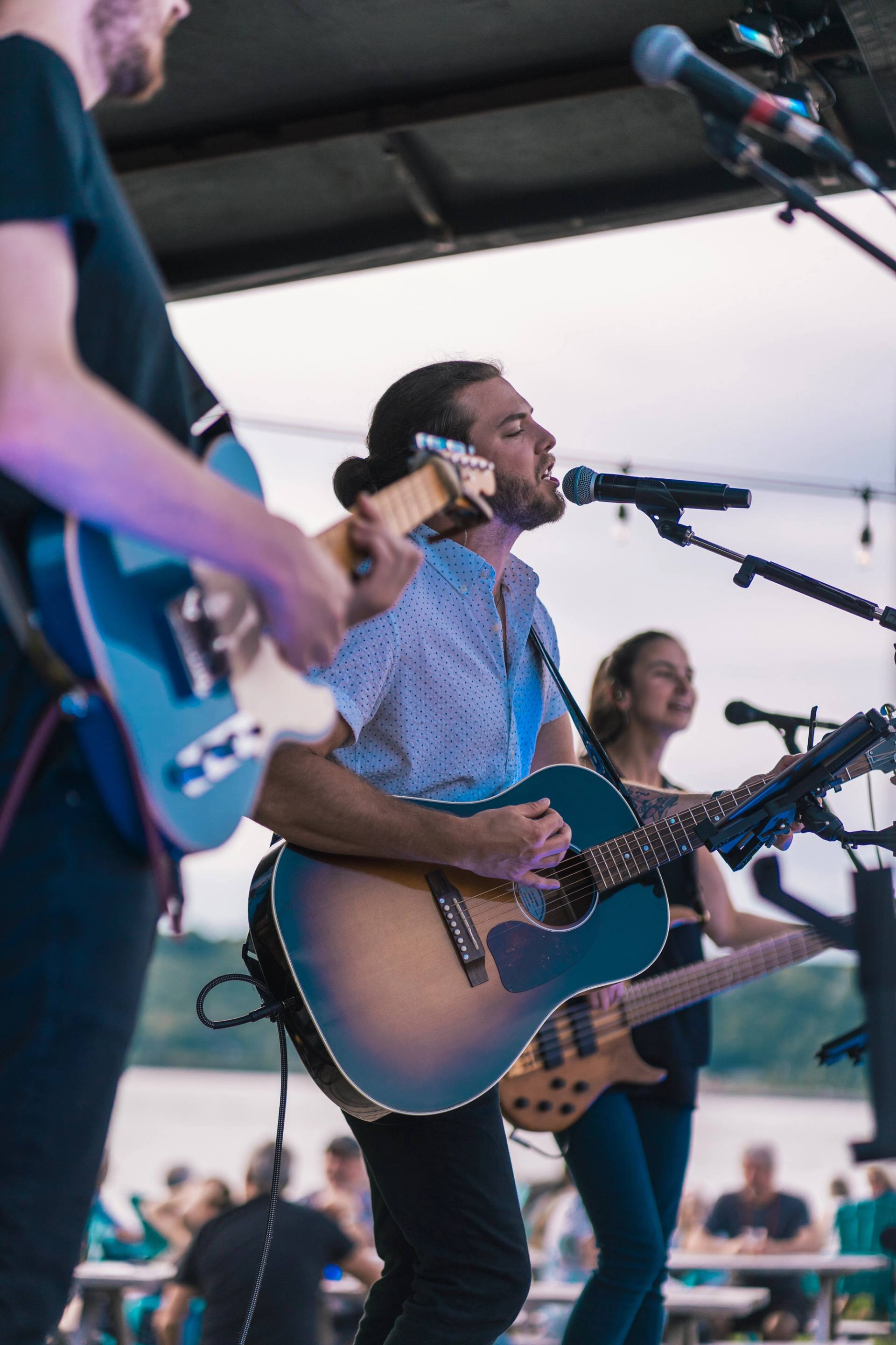 Deux guitaristes cote a cote sur scene, sous les projecteurs