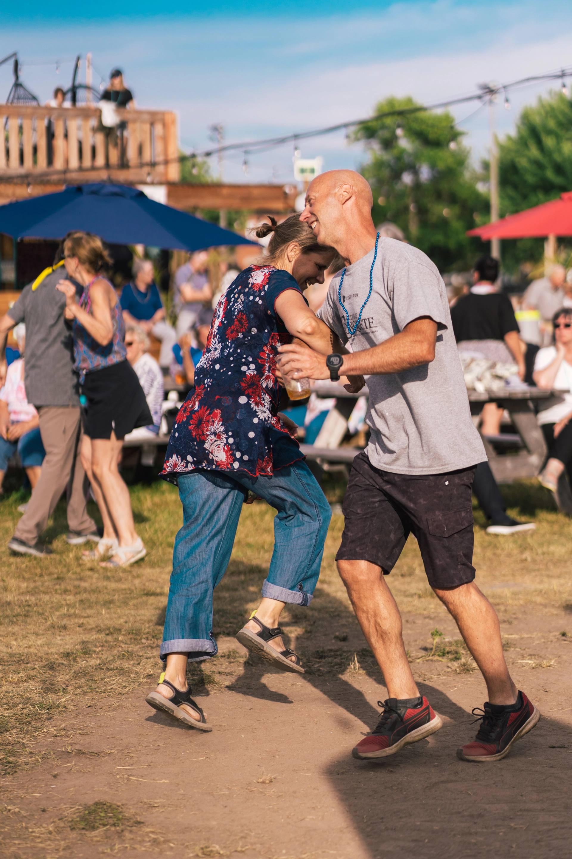 Invites qui circulent entre les kiosques, en plein air