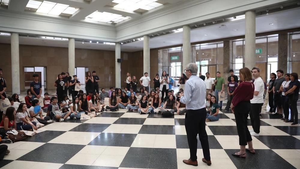 Universidad Nacional de Córdoba Expande su Infraestructura de Servicios para Estudiantes