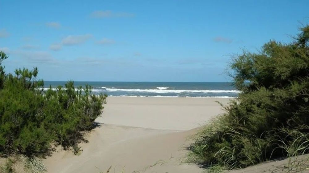 Punta Médanos: Un Oasis de Tranquilidad entre Dunas y el Atlántico