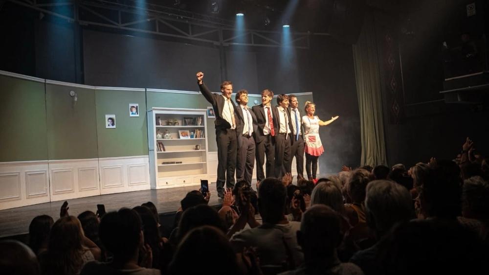 Éxito teatral serrano: "Broders" cautiva al público en Villa Carlos Paz