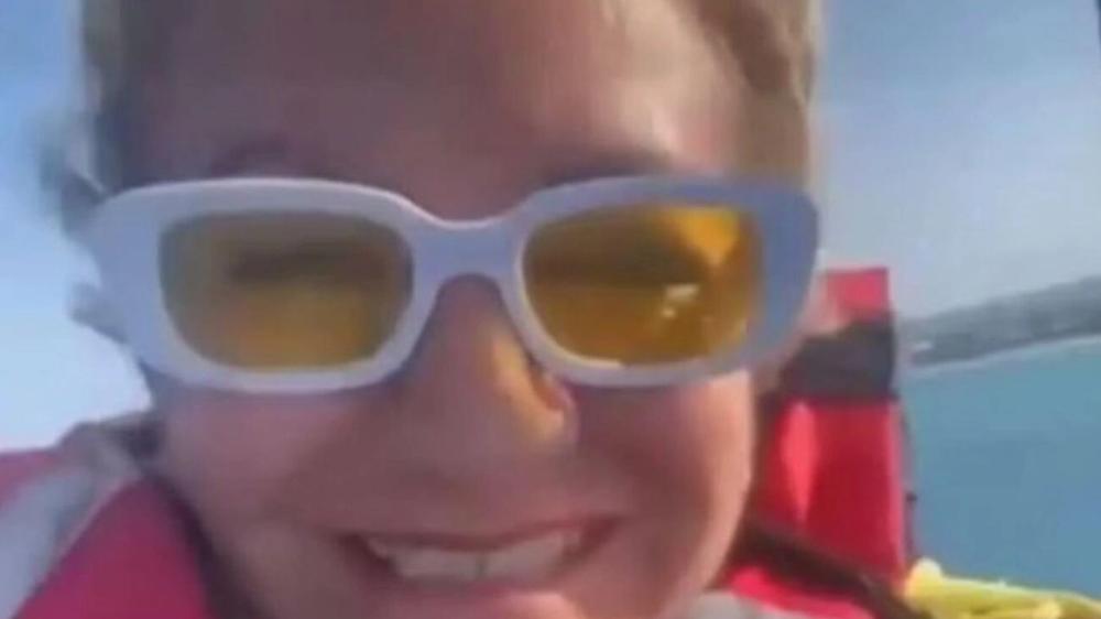 Funcionario destituida tras video en Cancún con controvertido mensaje