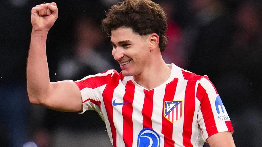 Julián Álvarez rompe sequía goleadora en importante encuentro frente al Barcelona