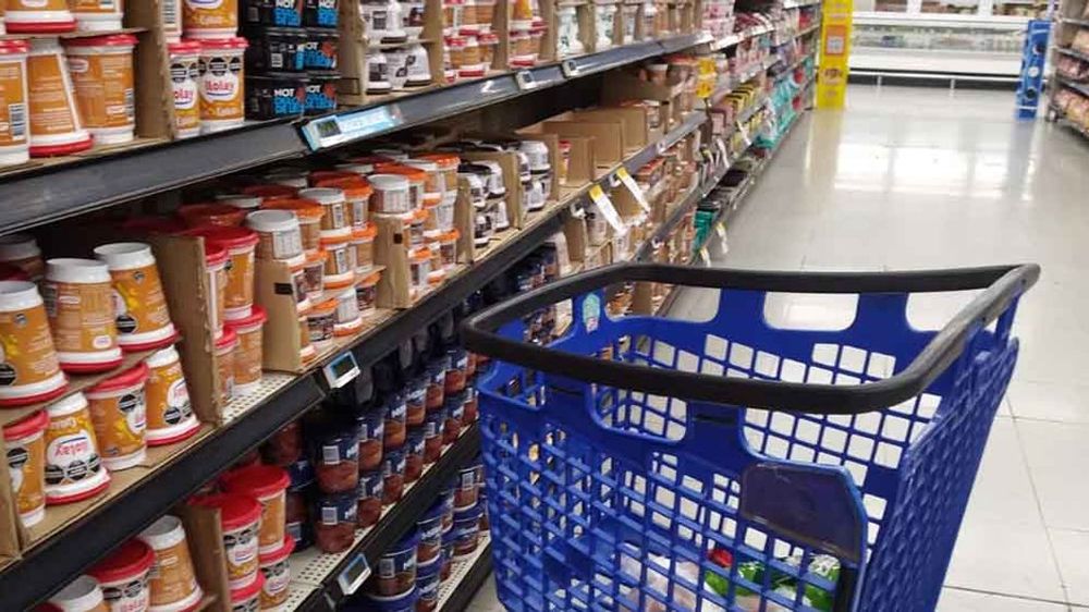 Ventas minoristas acumulan un año de declive y profundizan la preocupación económica