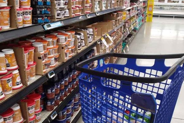 Ventas minoristas acumulan un año de declive y profundizan la preocupación económica