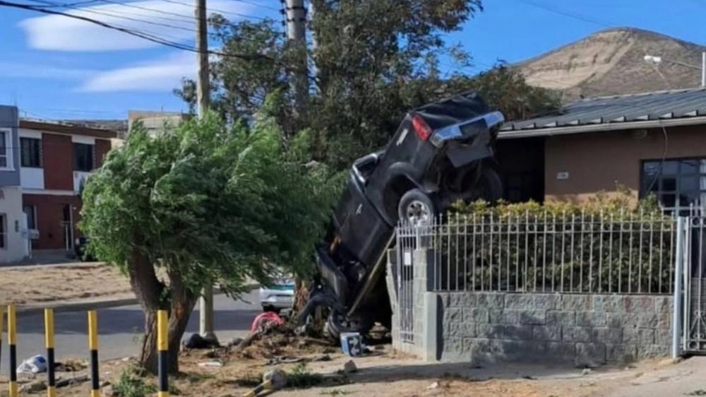Veloz camioneta termina incrustada en reja tras incidente vial