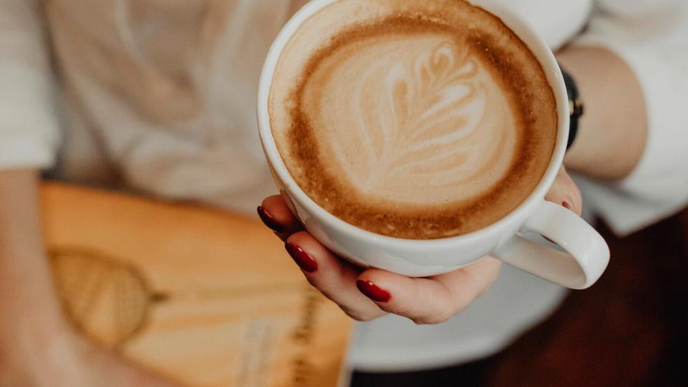 Estándares de Belleza Globalizados: Entre el Café de Especialidad y los Tratamientos Estéticos