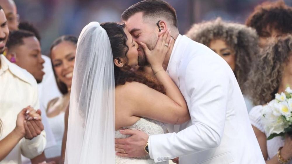 La Puesta en Escena de Bad Bunny en el Super Bowl: ¿Un Enlace Matrimonial Auténtico?