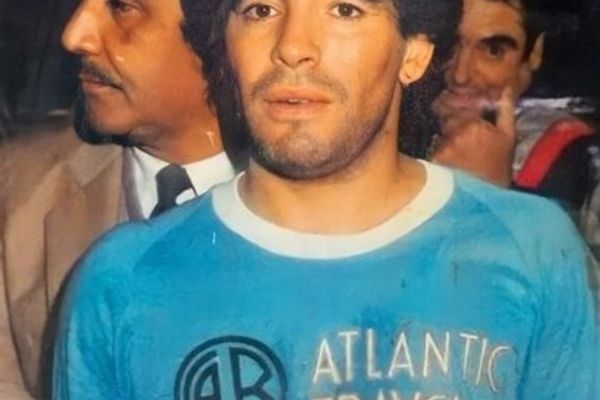 Maradona y su Noche Pirata: Un Partido Solidario que Quedó en la Memoria Cordobesa
