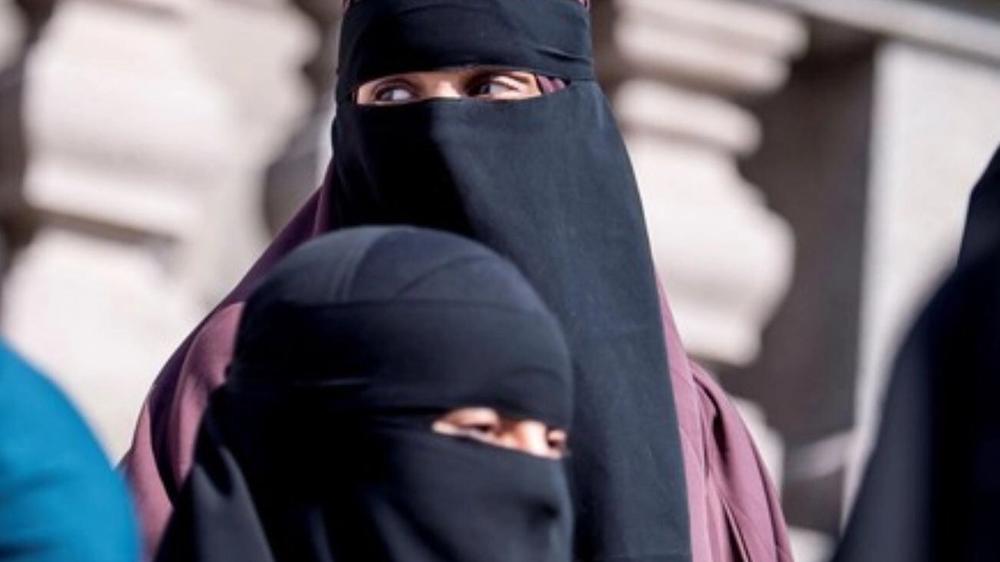 España avanza hacia la prohibición del uso de burka y niqab en espacios públicos