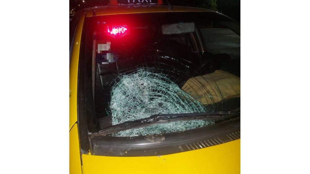 Conflicto en la vía pública: Demoran a cuidacoches por dañar un taxi en la ciudad de Córdoba