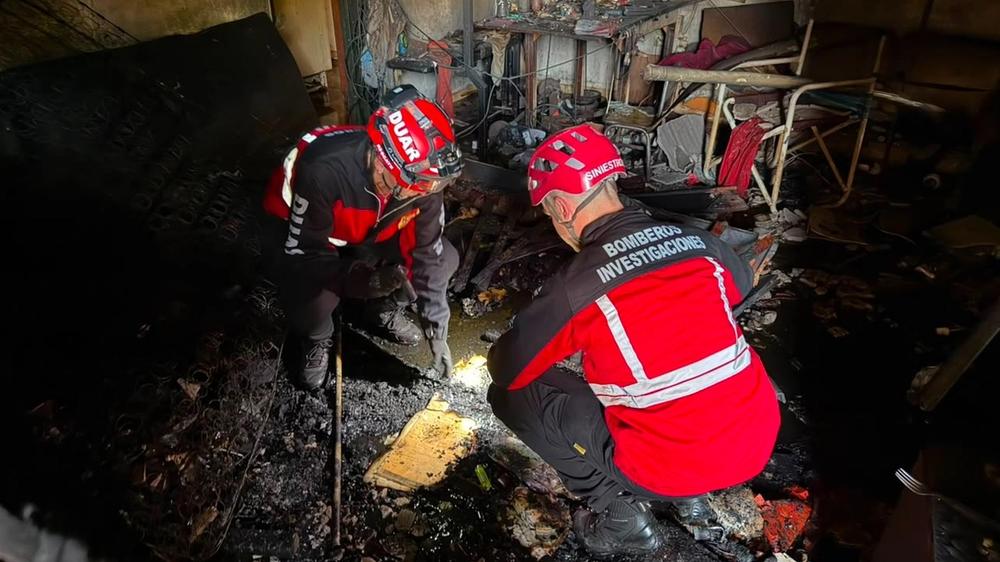 Un octogenario fue salvado tras quedar atrapado e inconsciente en el incendio de su hogar