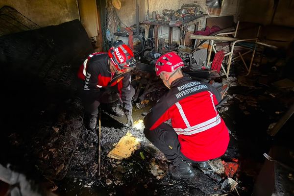 Un octogenario fue salvado tras quedar atrapado e inconsciente en el incendio de su hogar