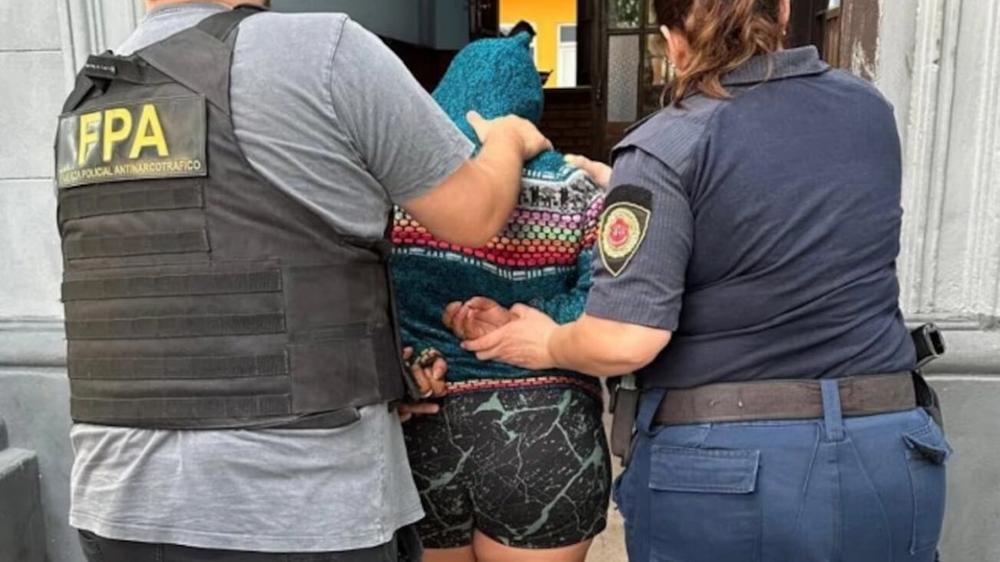 Procedimiento policial en Córdoba: incautan estupefacientes ocultos en motocicleta