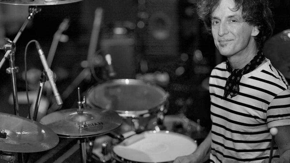 Exploración introspectiva y musical: Análisis de 'Viviendo el Futuro' de Fernando Samalea