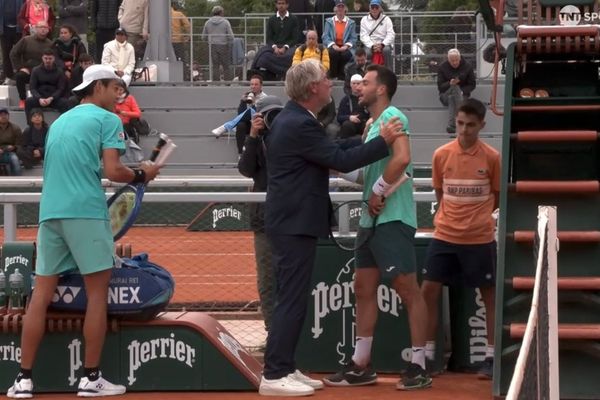 Árbitro interviene tras altercado entre tenistas en la fase clasificatoria de Roland Garros