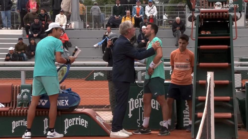 Árbitro interviene tras altercado entre tenistas en la fase clasificatoria de Roland Garros