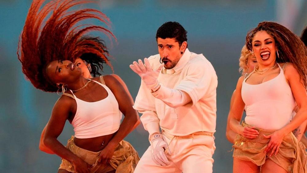 Pedido de Sanción para Bad Bunny Tras Actuación en el Super Bowl Desata Controversia