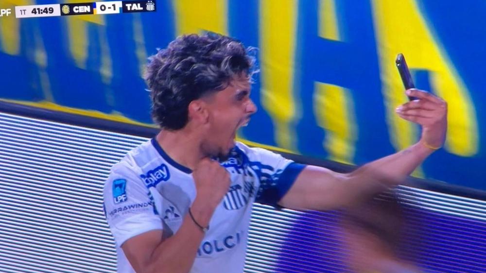 Talleres celebra el impactante gol de Ronaldo Martínez en su visita a Rosario