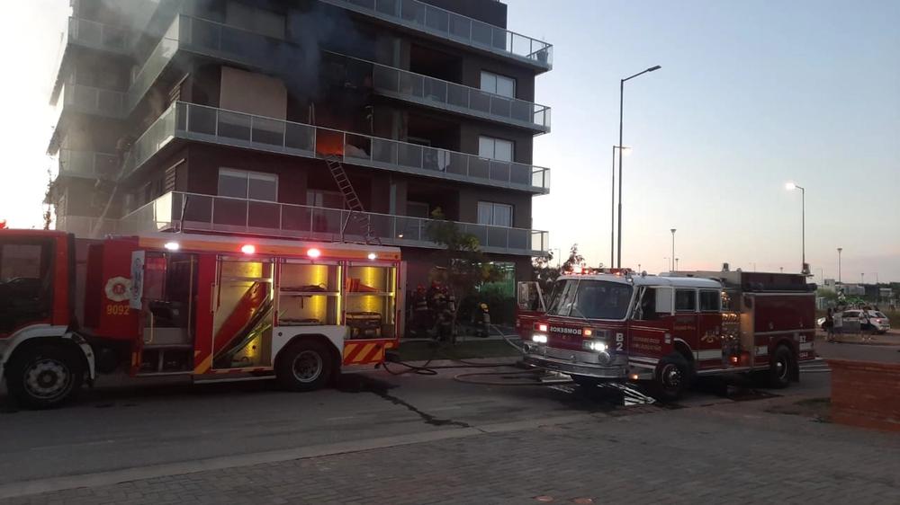 Incendio en edificio de la ciudad genera evacuación de residentes