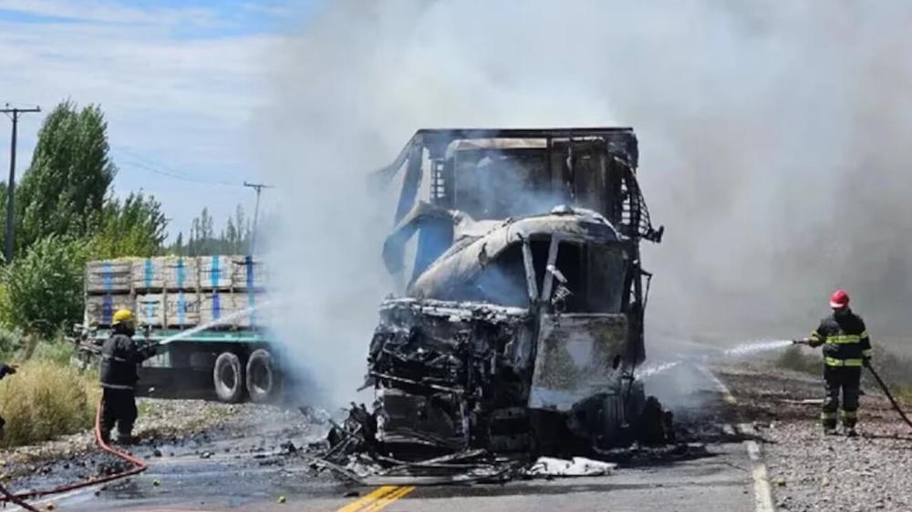 Grave choque frontal entre camiones en Río Negro: Uno de los vehículos se incendió