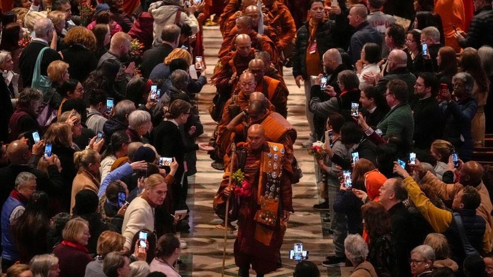 Monjes budistas completan peregrinación de miles de kilómetros por la paz